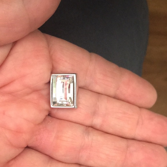 Beautiful pair of SWAROVSKI clear crystal with silver tone pierced earrings - Picture 4 of 5